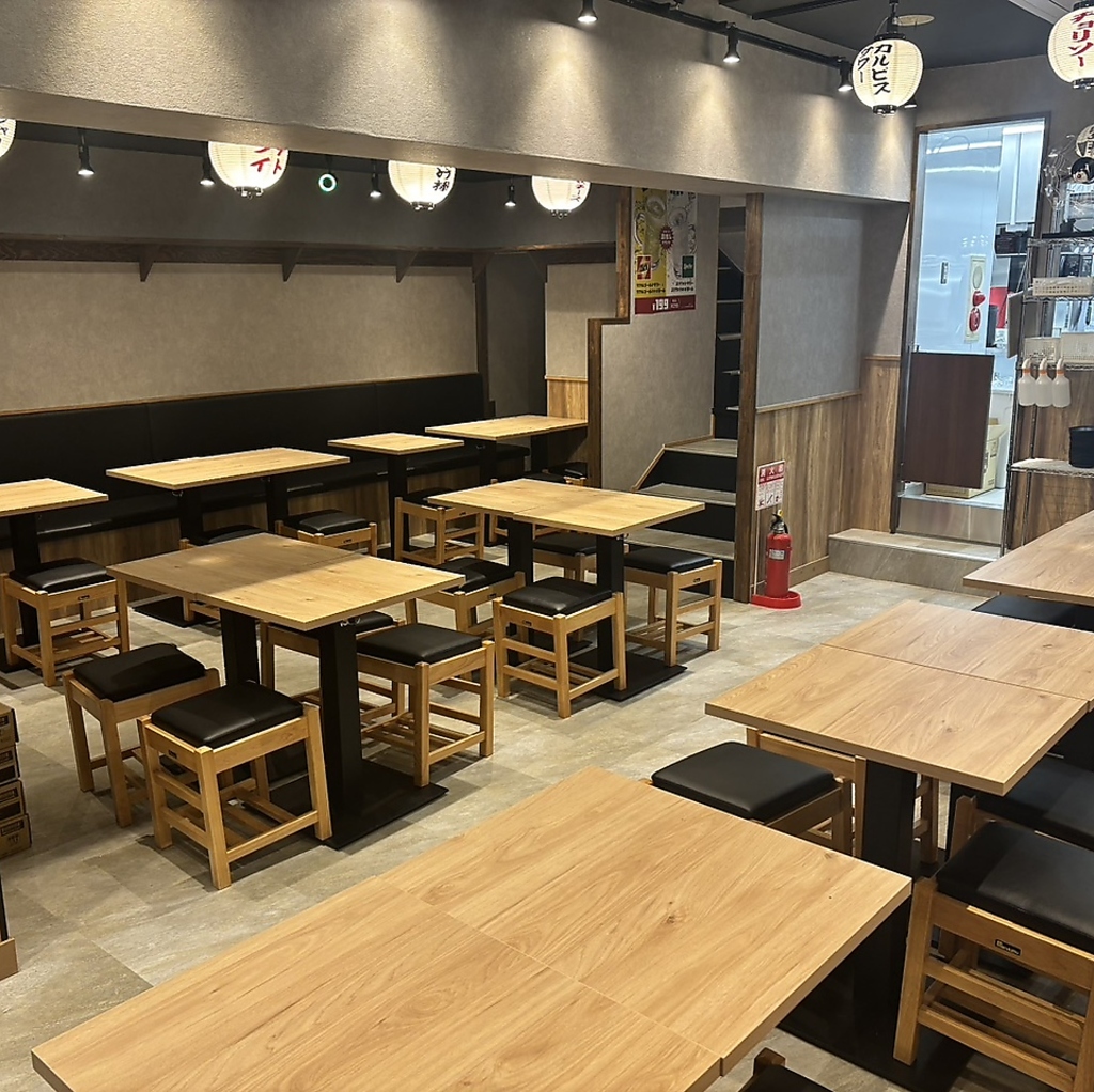 明るく清潔感のある店内には2～4名用席を多数完備。大人数の団体予約も柔軟に対応可能です。