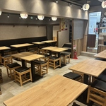 明るく清潔感のある店内には2～4名用席を多数完備。大人数の団体予約も柔軟に対応可能です。