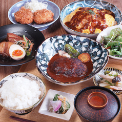 ハンバーグとこだわり小鉢が並ぶ、贅沢定食ランチ。