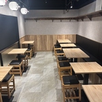 広々としたフロアに並ぶ快適な4名用テーブル席。友人同士の集まりや飲み会に最適な空間です。