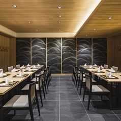 【鷺洲／6～14名様】広々とした個室。和情緒溢れるしっとりとした完全個室は、ご人数に合わせてご用意できます。落ち着いた雰囲気の中で大切な方との、心に残るひと時をお過ごしください。宴席・顔合わせ・接待、法事でのご利用、ご家族でのお祝いにもおすすめ。