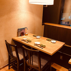 開放的な店内には、木の温もりが心地良いテーブル席を完備。ご家族やご友人との和やかなお食事におすすめです。アットホームな雰囲気の中で、二子玉川駅近の好立地を活かしたサク飲みなど、多彩なシーンでご利用いただけます。