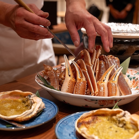 個室で本格かに会席を愉しめる【かに専門店】おもてなしや特別な日のお祝いにどうぞ。