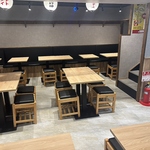 ベンチシートでゆったり座れる4名用テーブル席。多彩な居酒屋メニューを囲む宴会にぴったり。