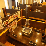 ＢＯＸ席に仕切られて、上から煙が吸い込まれるからにおいの心配もないよ★※写真は系列店です