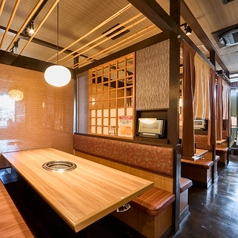 各席仕切りがあり換気設備も整っており、感染対策もバッチリです!