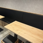 座り心地の良いベンチシート付きの4名用席。お一人様やカップルでのサク飲みにもおすすめです。