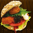 全国ご当地バーガーグランプリ日本一獲得！仕上げには梅ピクルスのタルタルソースと梅肉の特選黒ソースのWソース使いで「和歌山の美味しい!!」を凝縮したハンバーガーです。