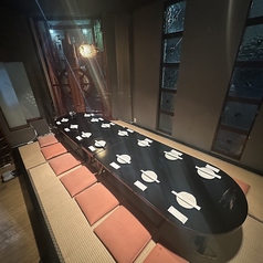 グループでの宴会や仲間との飲み会にピッタリな個室空間！広々としたテーブルに、人数分のお皿とお箸をきっちりセットして、すでに『いらっしゃいませ』の準備万端でお待ちしております！片側シートでくつろぎながら、周りを気にせずゆったりと過ごせるのが魅力！アットホームで温もりある雰囲気が心を和ませる空間です！