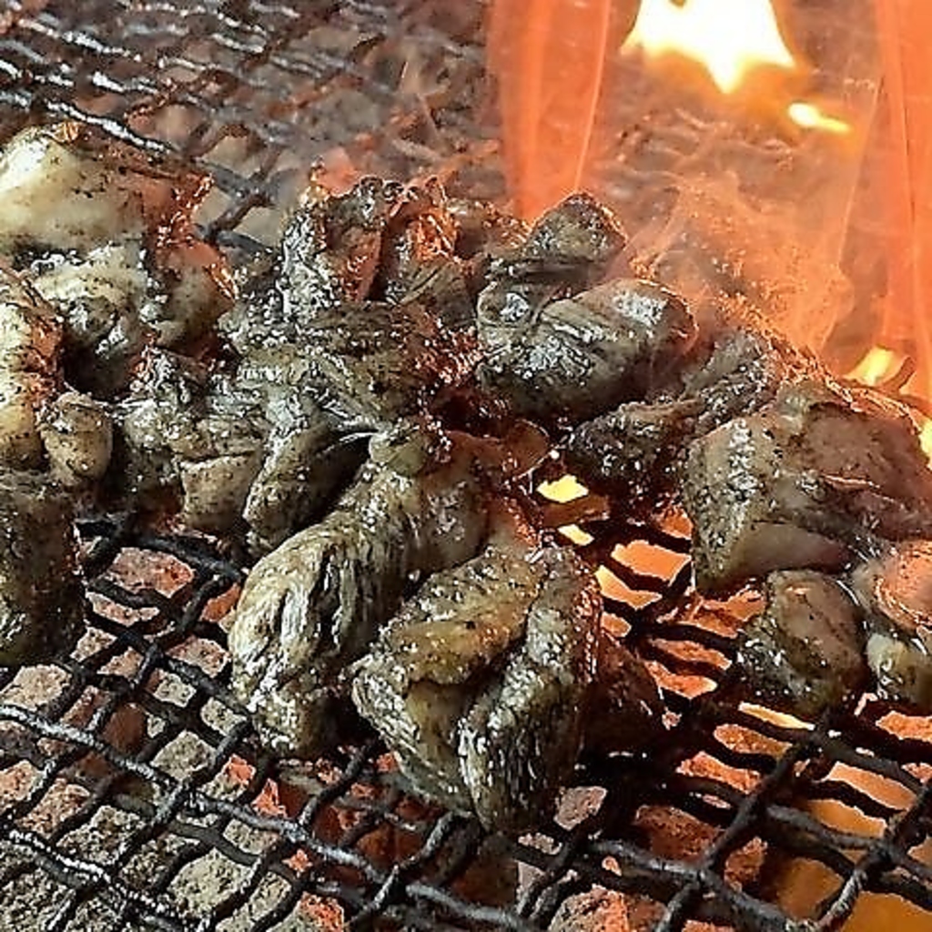 黒かしわイチオシの【地鶏の炙り】！肉の食感と味が絶品な料理。