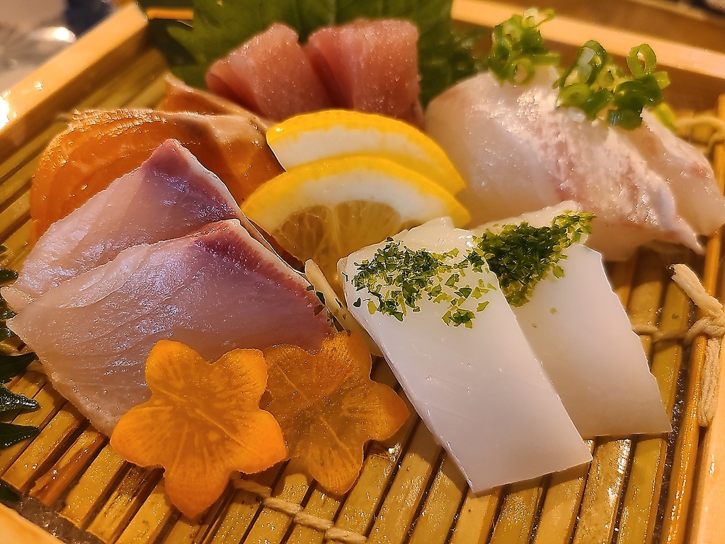 名物！！刺身５種盛り　　１人前６５０円（２人前）とコスパ◎