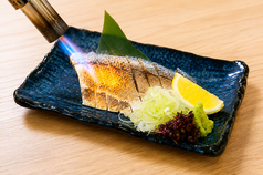 目の前で炙る 〆鯖