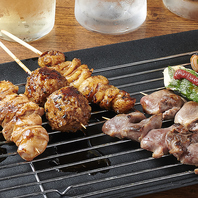 炭火で一本ずつベストな火入れを行う串焼きをご用意！