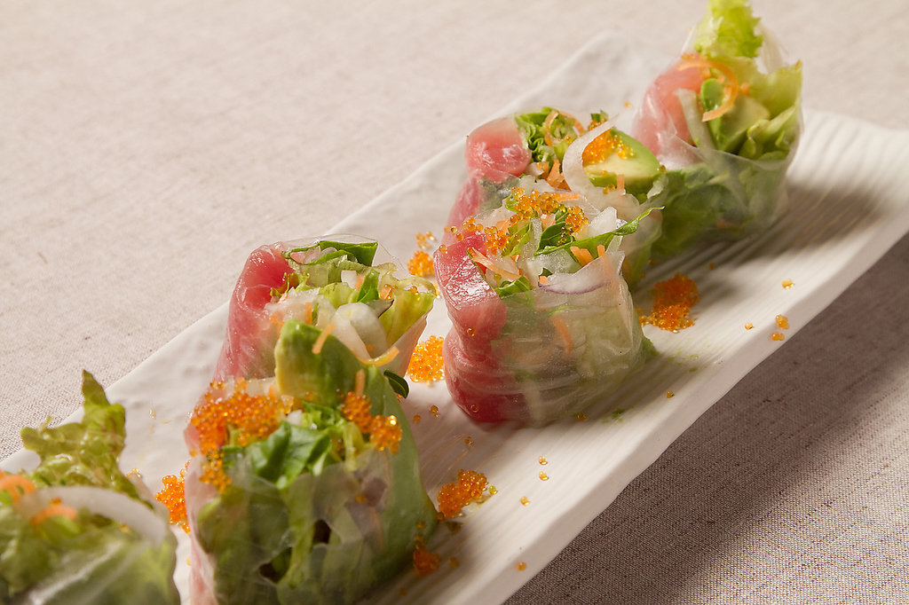 まぐろとアボカドの生春巻き605円。自家製味噌で召し上がれ！！