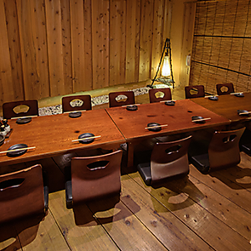 広々としたお座敷個室は12名様～20名様まで利用可能。足を伸ばしてゆったりお寛ぎいただけます！