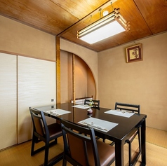 都会の騒がしさから離れて過ごす贅沢なひととき。全席完全個室のため、結納や顔合わせ、接待、各種宴会、法事までさまざまなシーンでご利用いただけます。全席完全個室の当店。　大・中・小と様々なお部屋を完備しております。ご利用の人数に合わせてお席をご用意いたします。座敷・椅子席を選べます◎
