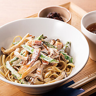 昼の部は「パスタ食堂」で和風パスタ御前スタイルの定食