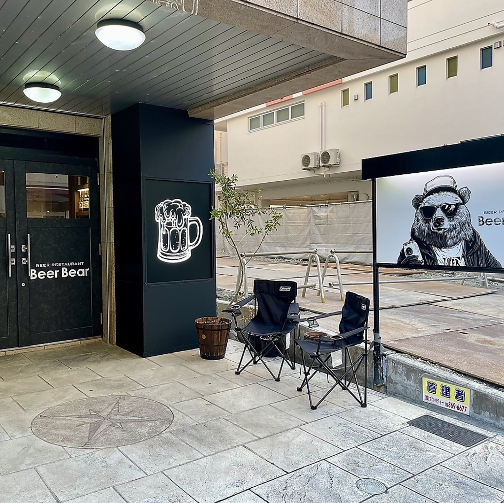 クールなクマの看板が目印。ふらっと立ち寄りたくなる、開放的でおしゃれなエントランス。