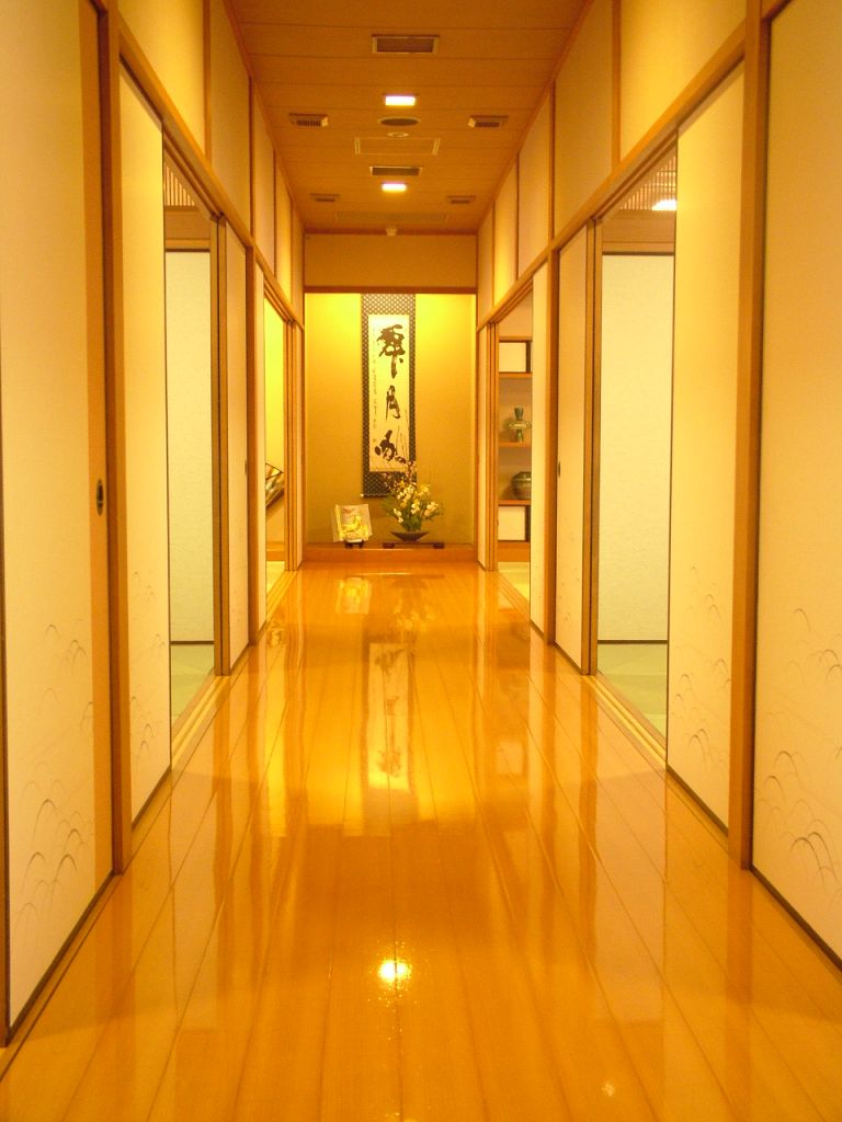 清潔感のある広々とした空間。高級旅館に来たかのような贅沢な気持ちにさせてくれます。