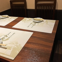 2~3名お座りいただける椅子テーブル席。