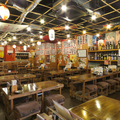 4名テーブルが6卓、8名テーブルが3卓ございます。にぎやかな店内で少人数から中規模宴会までお席にゆとりをもってご利用いただけます！