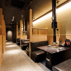 店内には広々としたテーブル席を40席ご用意しております。木目を活かした落ち着いた雰囲気の空間で、ご家族やご友人とゆったりとお食事をお楽しみいただけます！少人数のご利用から、大人数での宴会まで、様々なシーンに合わせてご利用ください。