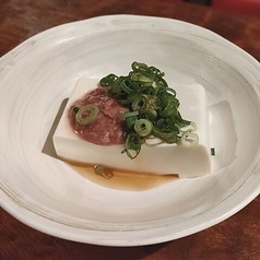 酒盗(カツオ塩辛)のせ冷奴