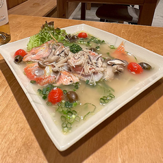 【魚介の旨み凝縮】和食の職人技が織り成す！鮮度抜群のいまいゆを使った香り豊かな絶品アクアパッツァの写真