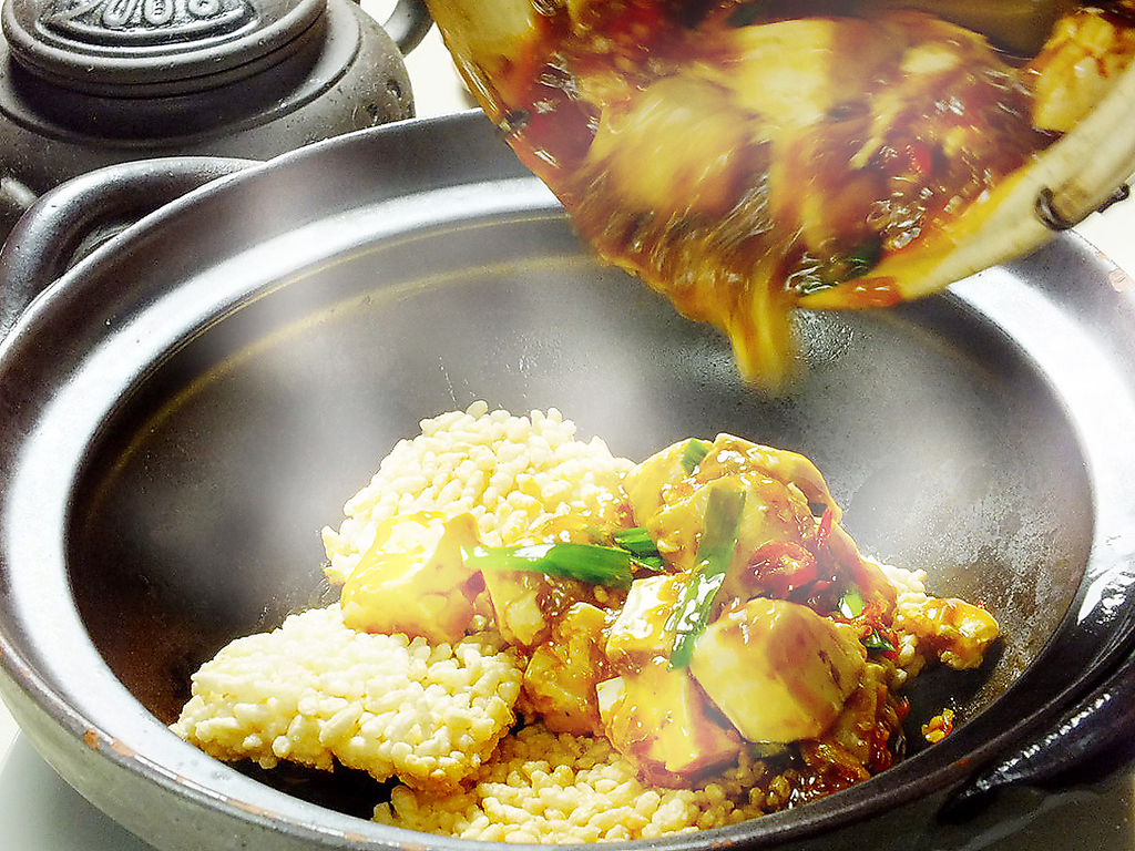 家座冨名物料理マーボーおこげ！香りと食感がクセになる一品。