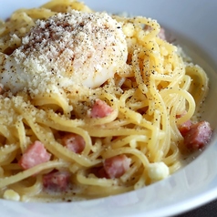 アボカドとトマトのカルボナーラ