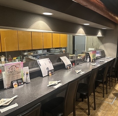 木の温もりたっぷりのカウンター席は、まるで物語が始まりそうなワクワク感！お皿と箸がセットされた席には、ちょっぴり特別な夜が待っていそう！ゆったり座れる木製の椅子も居心地バツグン♪目の前で料理人の手さばきも楽しめるのもカウンターの醍醐味！一人でも、誰かとでも、気軽に乾杯したくなるようなお席です！