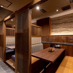 少人数のグループやご家族でのご利用に最適な4名様用テーブル席です 。ゆったりとした広さがあり、お皿をたくさん並べても窮屈さを感じさせません♪お買い物の合間のランチや、ご友人とのお食事にぜひご利用ください◎職人が握る本格寿司を囲んで、和やかなひとときをお過ごしいただけます♪