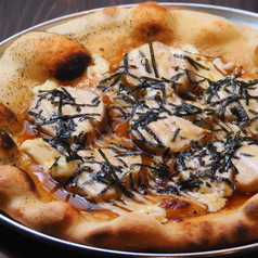 甘辛タレとジューシーなチキンが絡み合う！大人気【照り焼きピザ】の写真