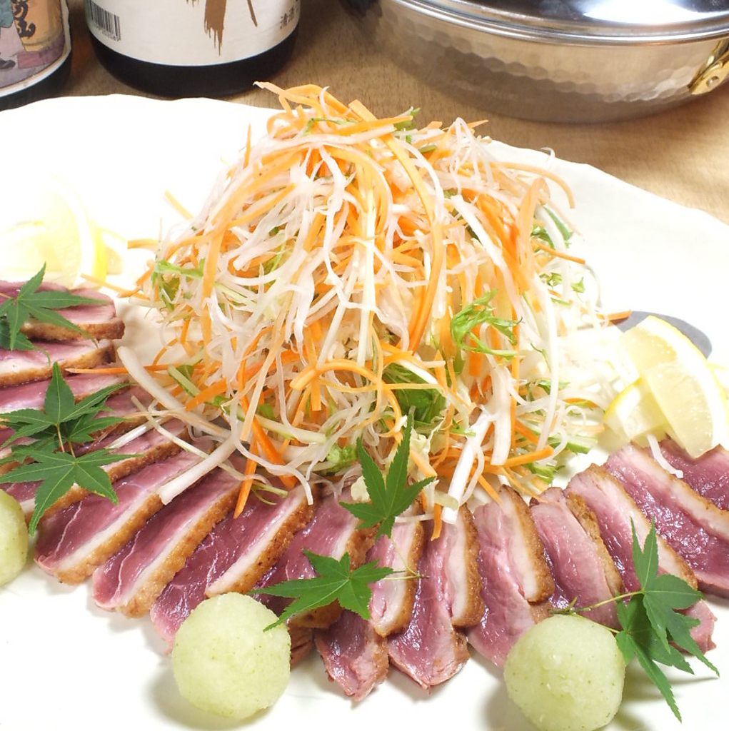 120分飲み放題付き4000円鴨しゃぶしゃぶコース。鴨しゃぶは薬味とポン酢でさっぱりとどうぞ。