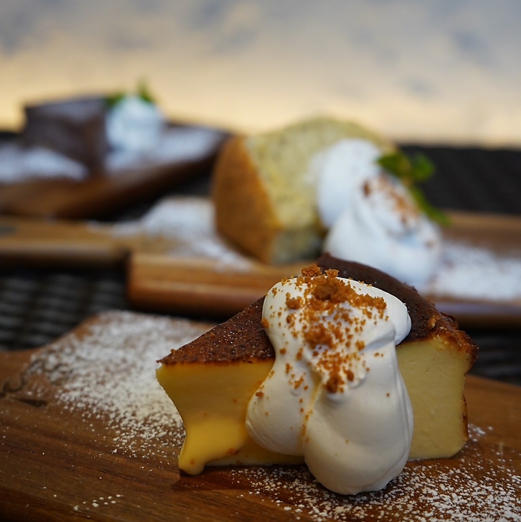 記念日やお誕生日等にピッタリ！夜カフェ月夜のケーキを使用した「特製プレート」もご用意可能です♪