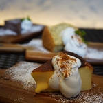 記念日やお誕生日等にピッタリ！夜カフェ月夜のケーキを使用した「特製プレート」もご用意可能です♪