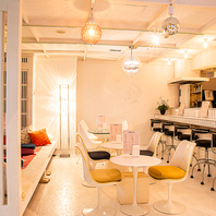 白を基調としたおしゃれな店内と、最高のグルーヴ♪