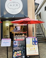 晴れた日は外のテラステーブルでお食事やカフェも可能