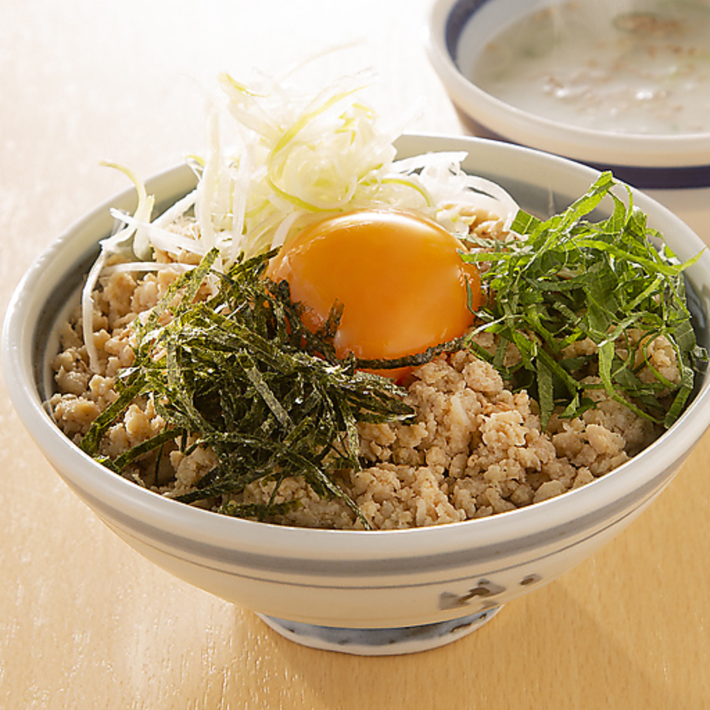 飲み会の締めや、小腹がすいてサクッとご飯が食べたいときにも☆『鶏そぼろ飯』385円