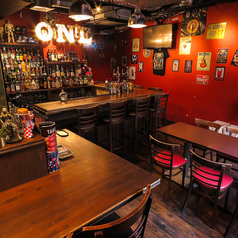 テーブル席はシンプルで使いやすく、初めての方でも過ごしやすい雰囲気！食事だけでなく、ちょっとしたカジュアルな会話にもぴったりです♪