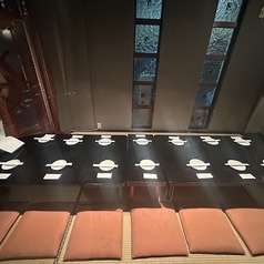 和の情緒溢れる店内！テーブル席はゆったり配置されていて、大人数の宴会にもピッタリ♪照明のほのかな灯りが空間を優しく照らし、落ち着きながらも賑やかさも楽しめるバランス感！お料理を囲んで『乾杯！』が自然と笑顔になる、そんなあったかい空気が流れる居心地抜群の空間です！会社宴会・歓送迎会にぜひどうぞ！