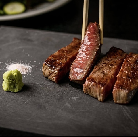 デートや宴会に最適な空間の中で、厳選黒毛和牛などの贅沢なお肉を存分に堪能できます