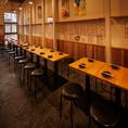 親しみやすい酒場の雰囲気を演出する、18～24名様向けのテーブル席！会社宴会や歓送迎会、同窓会、打ち上げにもぴったり！料理をつまんでグラスを交わせば、久しぶりの会話にも花が咲きます！