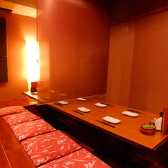 簾をおろしてお席を区切ってご用意。落ち着いた雰囲気の店内で楽しい時間をお過ごしください。