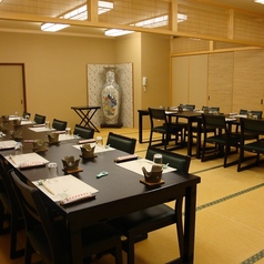 20名様までご利用いただける個室もございます。会社宴会や、親戚の集まり、忘・新年会のご利用はこちらがぴったりです。隣の部屋と二間続きで40名様までの大人数のご利用も可能でございます◎