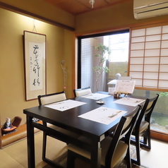 大切な人と大切な時間を過ごせる、少人数様ご利用の個室もございます。