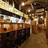 昭和酒場のようなレトロ空間で誰もがくつろげる