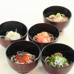 わんこ蕎麦をおつまみ感覚で味わえる♪おつまみ海鮮わんこそばをご堪能！