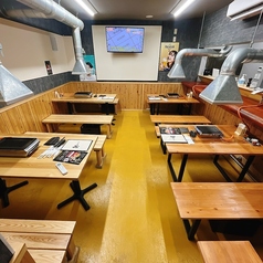 広々空間はアットホームな雰囲気です。オーナーがテーブルや椅子まで手作りで仕上げた店内は、心温まるひとときをお過ごしいただけます。