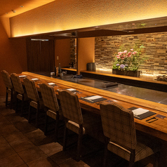 大街道から徒歩5分の好アクセスが自慢の「鉄板焼き京果」。最高級A5ランクの牛肉、伊勢海老等高級食材を使った鉄板焼きを気軽に楽しめる。カウンター席は鉄板焼きならではのライブ感を味わうことができるから、特別な日やデートなどかけがえのないひとときを過ごしてみては。